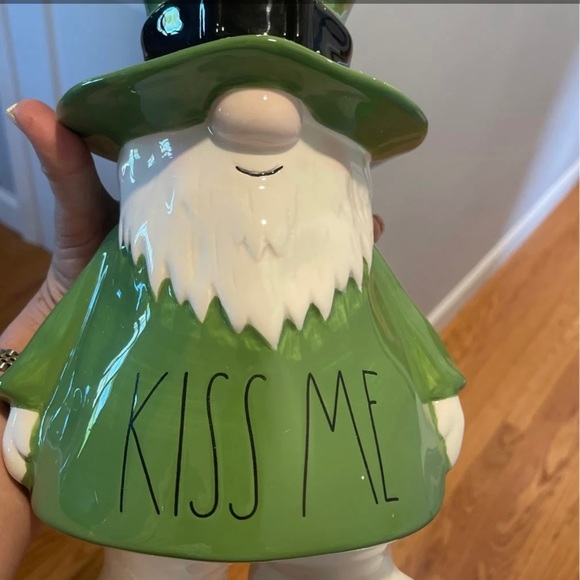 Rae Dunn Ceramic KISS ME Leprechaun Gnome. NEW IN BOX. - Picture 5 of 7